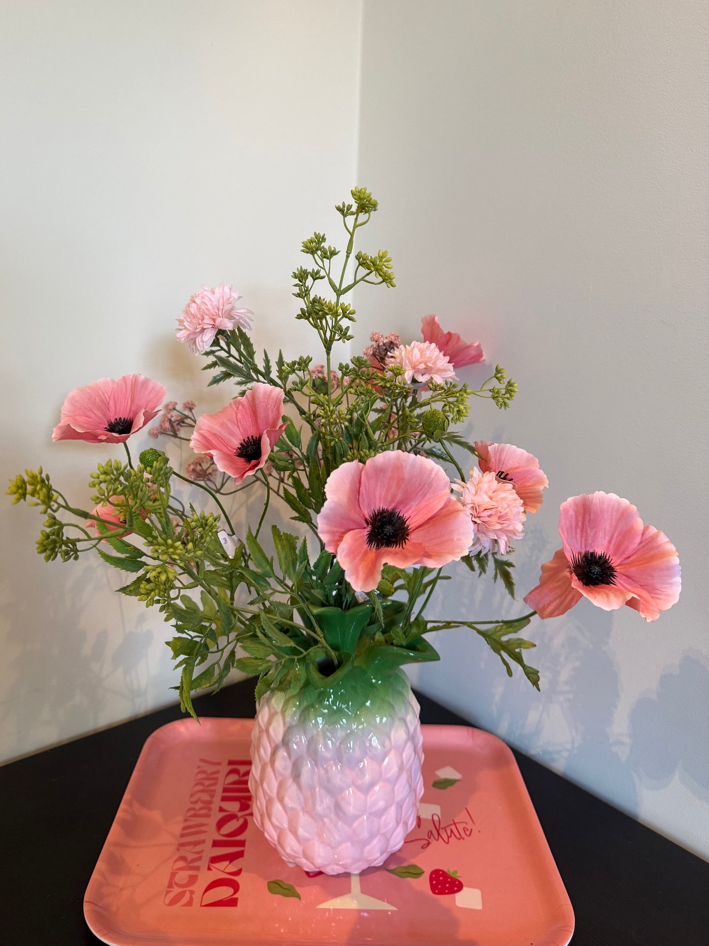 ananas vaas roze met kunstbloemen klaproos gipskruid chrysant
