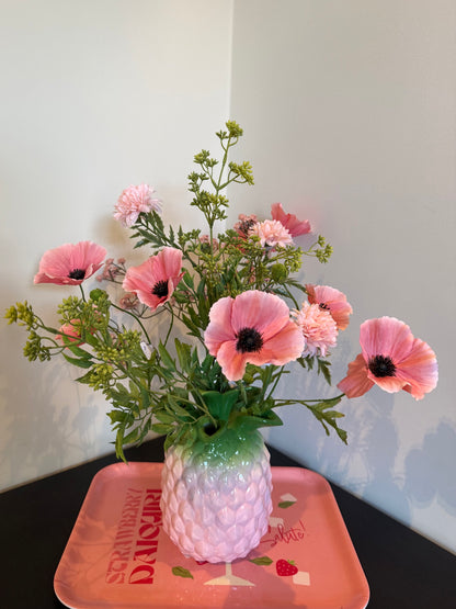 ananas vaas roze met kunstbloemen klaproos gipskruid chrysant