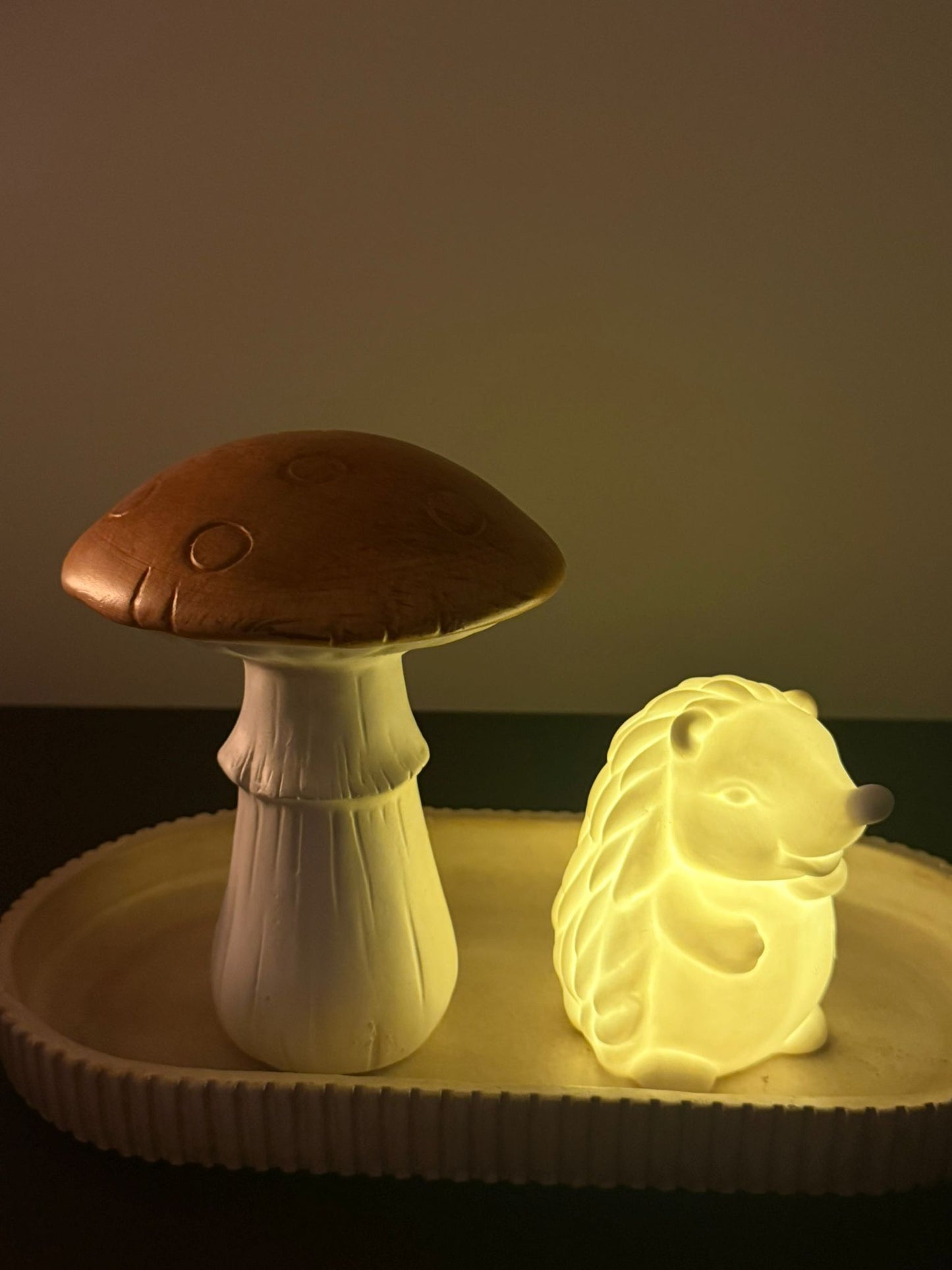 Witte keramieken zittende egel met LED licht