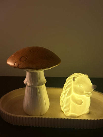 Witte keramieken zittende egel met LED licht