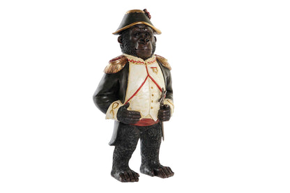 Napoleon aap beeld van resin in klassiek uniform met steekhoed en zwaard als luxe decoratie voor een stijlvol interieur.