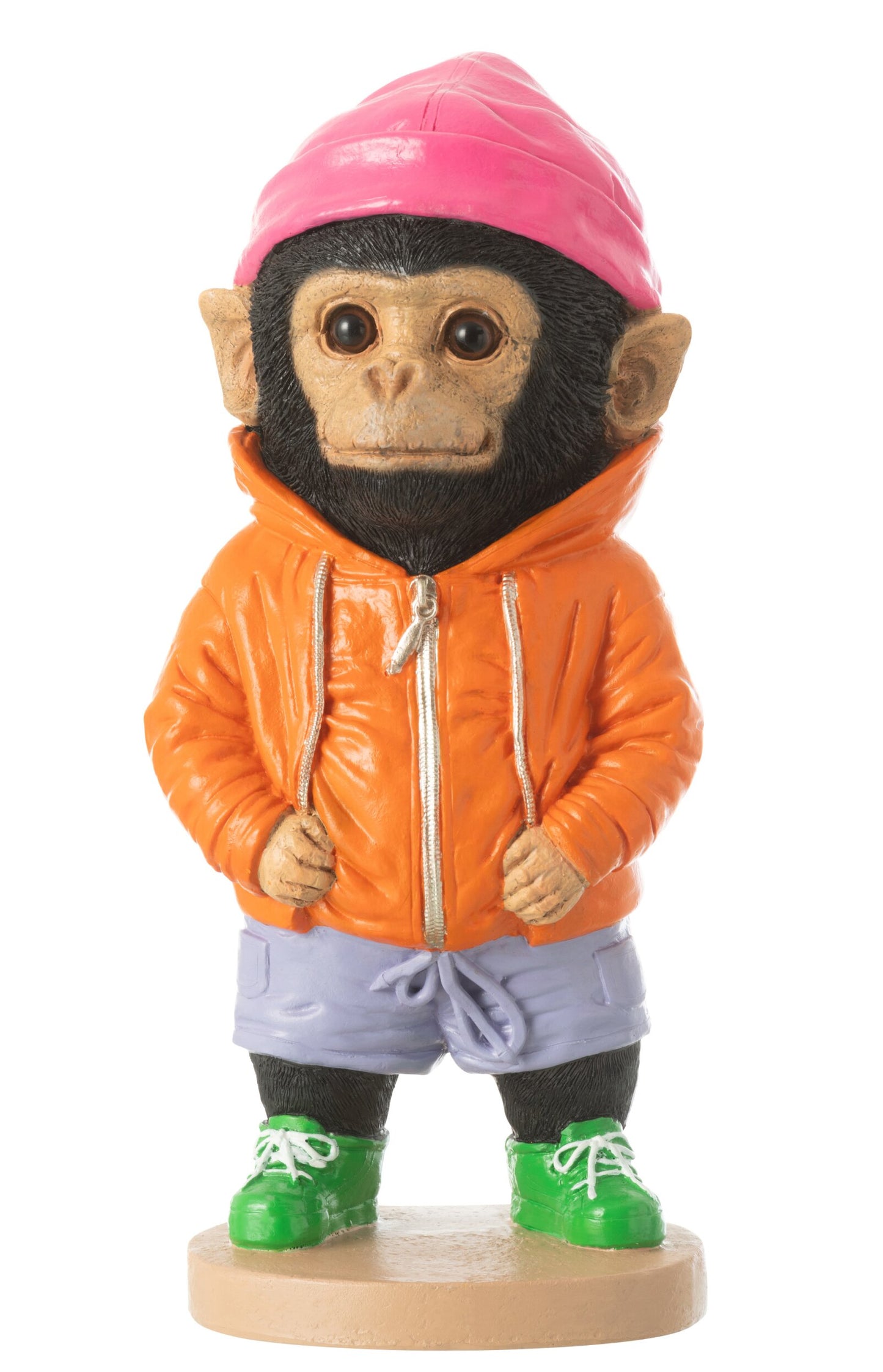 Kleurrijk apenbeeld met oranje hoodie roze muts en groene sneakers van 27 cm hoog