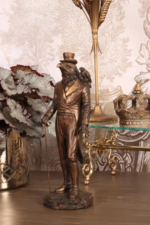 Bronskleurig adelaar beeld in kostuum met wandelstok en raaf – Dutch Style decoratie