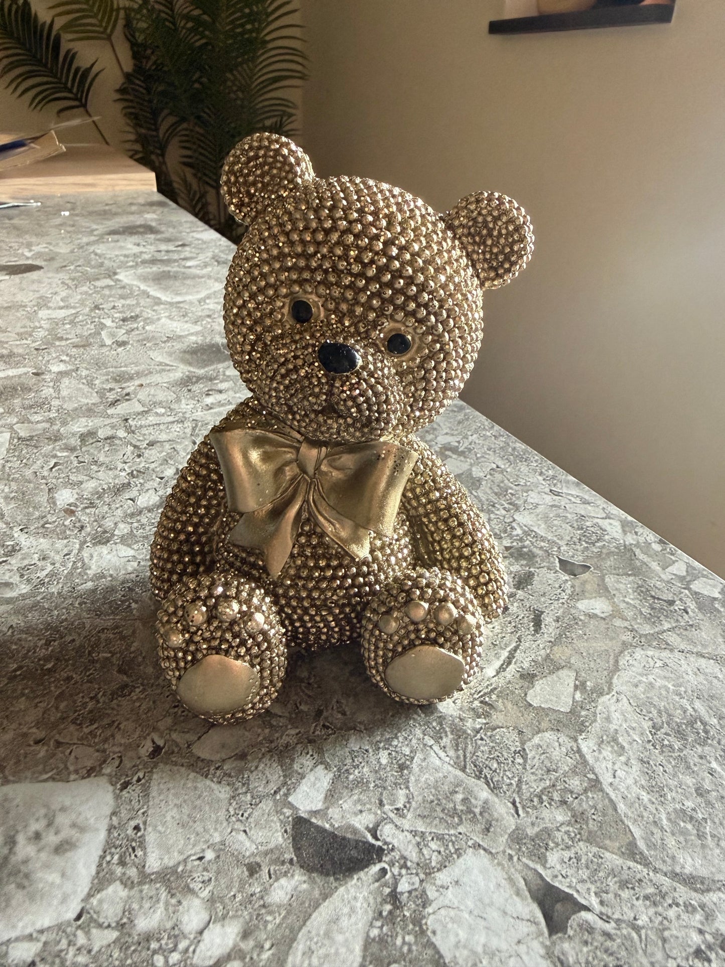 Gouden teddybeer beeld met strik en kralenstructuur – 13 cm