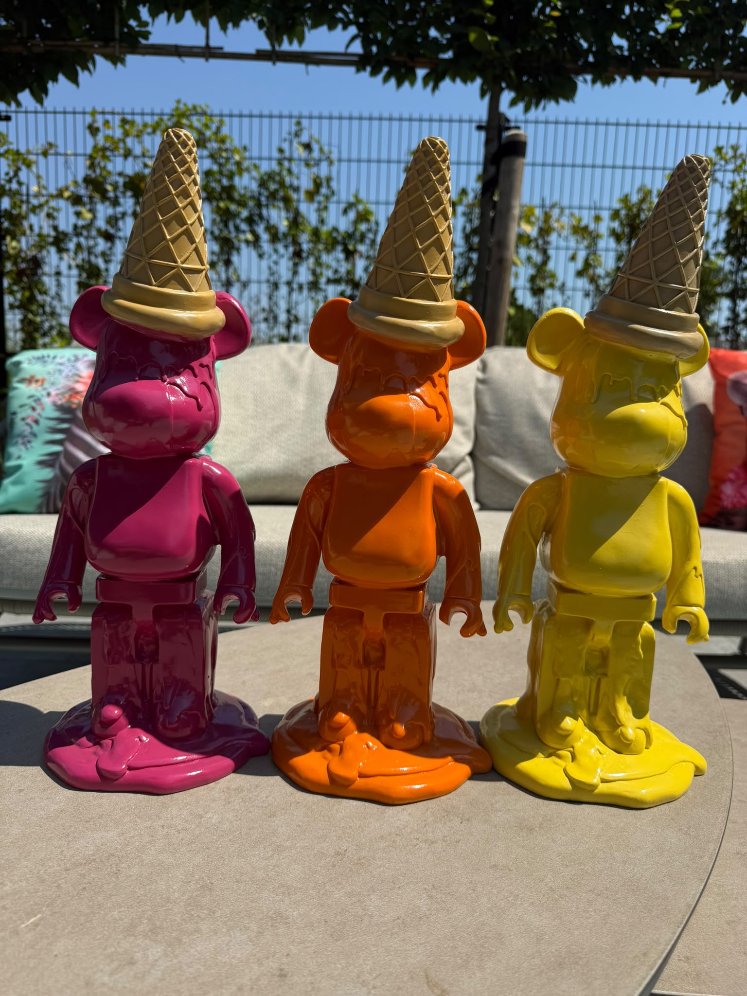 Ice Cream Bear beeld van J-Line met smeltend berenfiguur en grote ijshoorn, verkrijgbaar in roze, oranje en geel.
