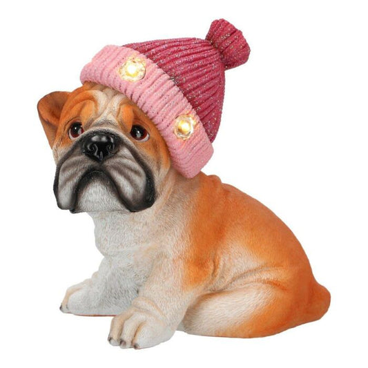 Zittende bruin-witte bulldog van polyresin met roze glitterkerstmuts en twee verlichte LED-lampjes, 20,5 cm hoog.