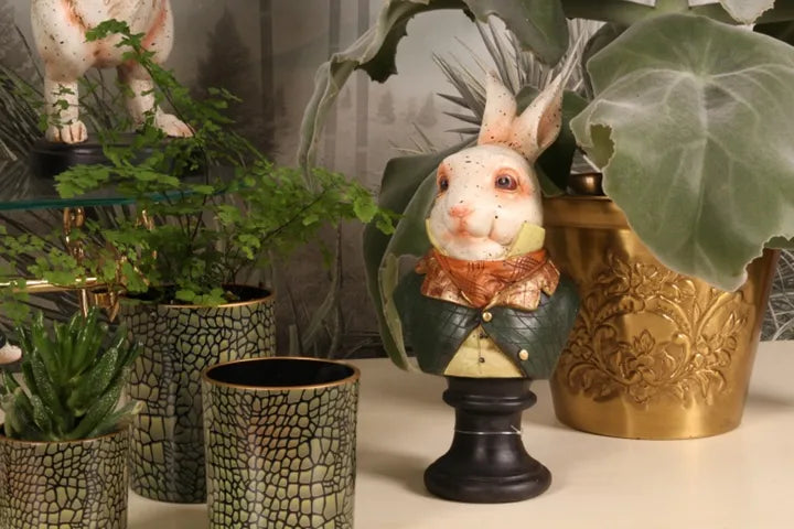 Stijlvolle buste van paashaas in groene jas – Dutch Style paasdecoratie – Krokomingo