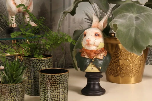 Stijlvolle buste van paashaas in groene jas – Dutch Style paasdecoratie – Krokomingo