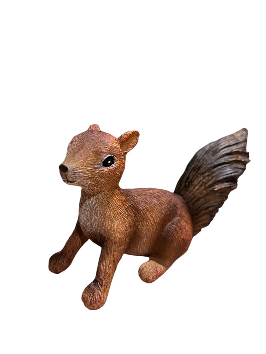 Bruin eekhoorn beeldje van polystone – herfstdecoratie 15 cm
