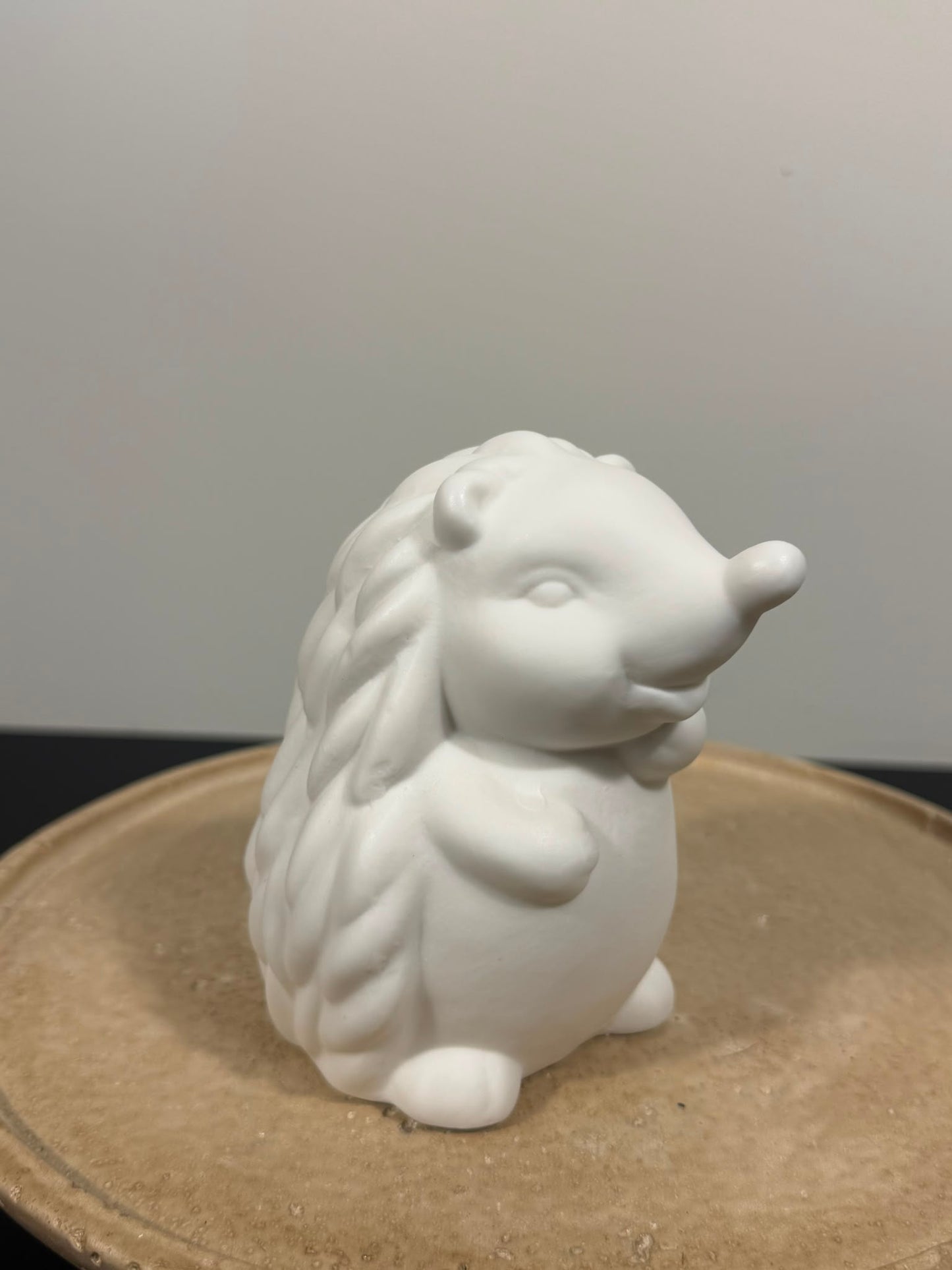 Witte keramieken zittende egel met LED licht van 12,5 cm hoog
