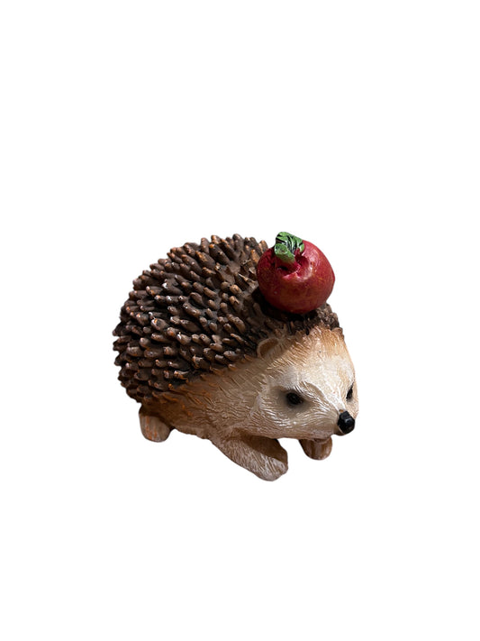 Liggend egel beeldje met appel – herfstdecoratie polystone 11 cm