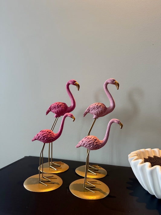 Vier decoratieve flamingo beelden in roze en lichtroze op gouden voet – tropische woonaccessoires van Countryfield in twee hoogtes