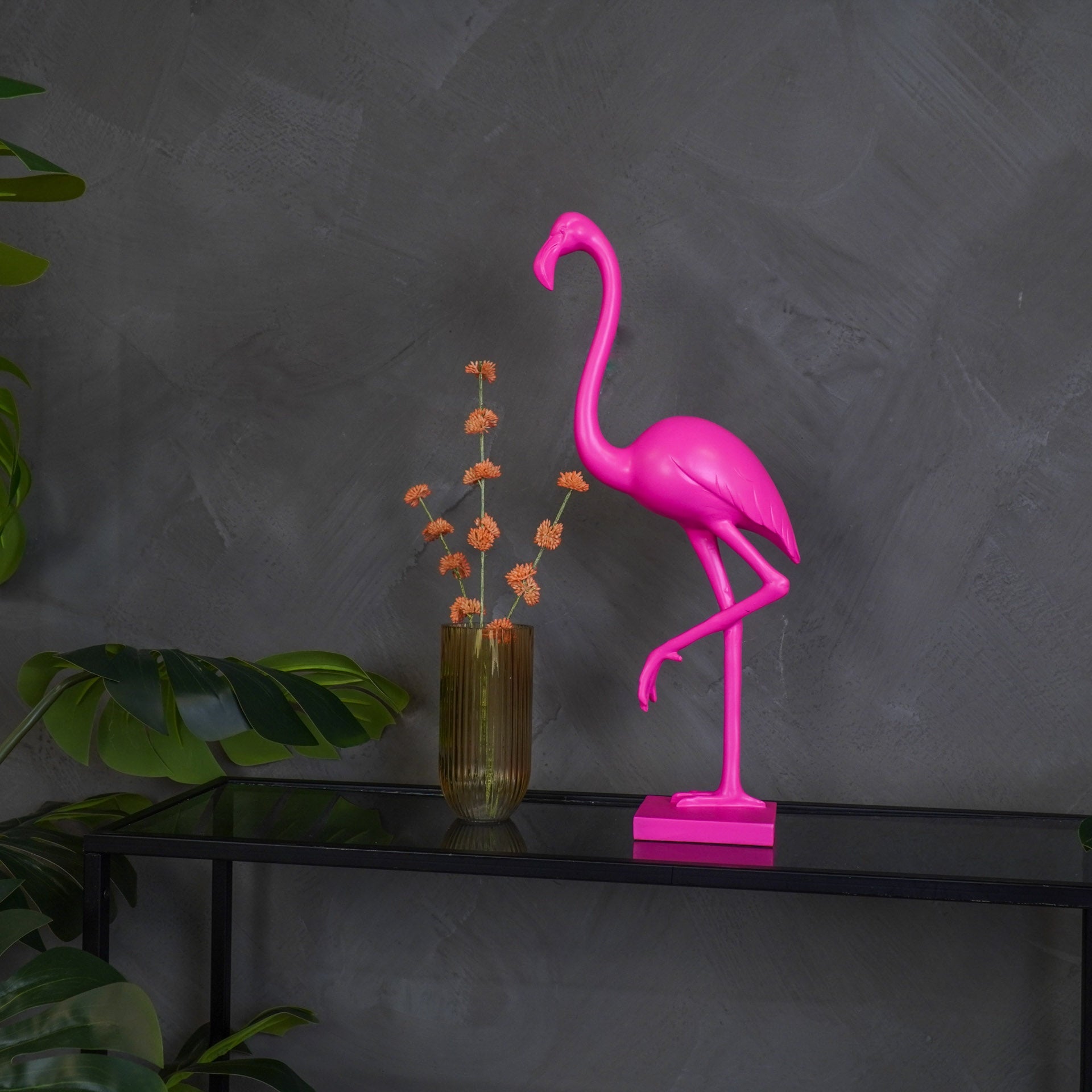 Knalroze flamingobeeld van polyresin – 49 cm hoog | Housevitamin decoratie