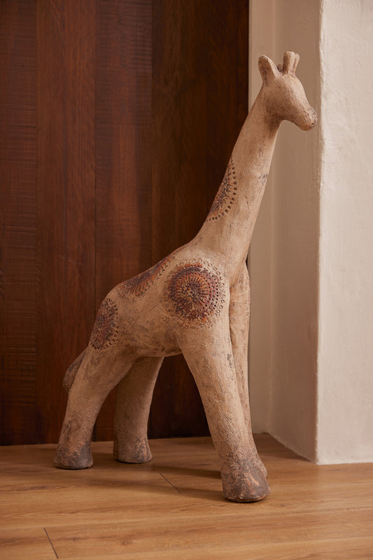 XL giraffe beeld 90 cm in natuurlijke tinten – groot decoratief statement beeld voor binnen en buiten