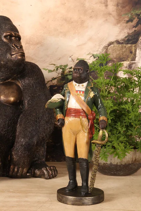 Gorilla beeld in militair uniform met zwaard – luxe polyresin decoratie van Dutch Style