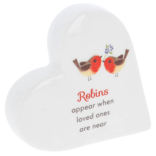 Wit keramieken hart met roodborstjes en troosttekst “Robins appear when loved ones are near”