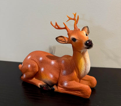 Decoratief hertenbeeldje van polystone – liggend – winterdecoratie