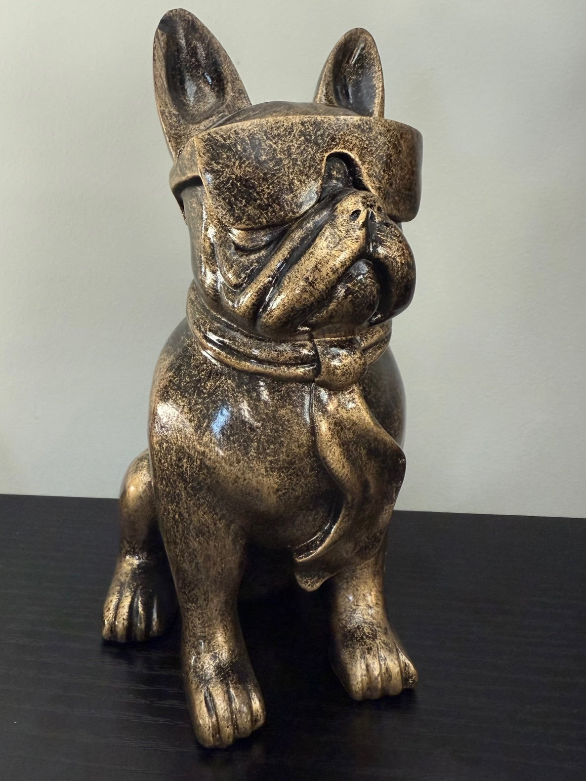 Bronsgouden bulldog beeld met zonnebril – stoer woonaccessoire 18 cm – Krokomingo