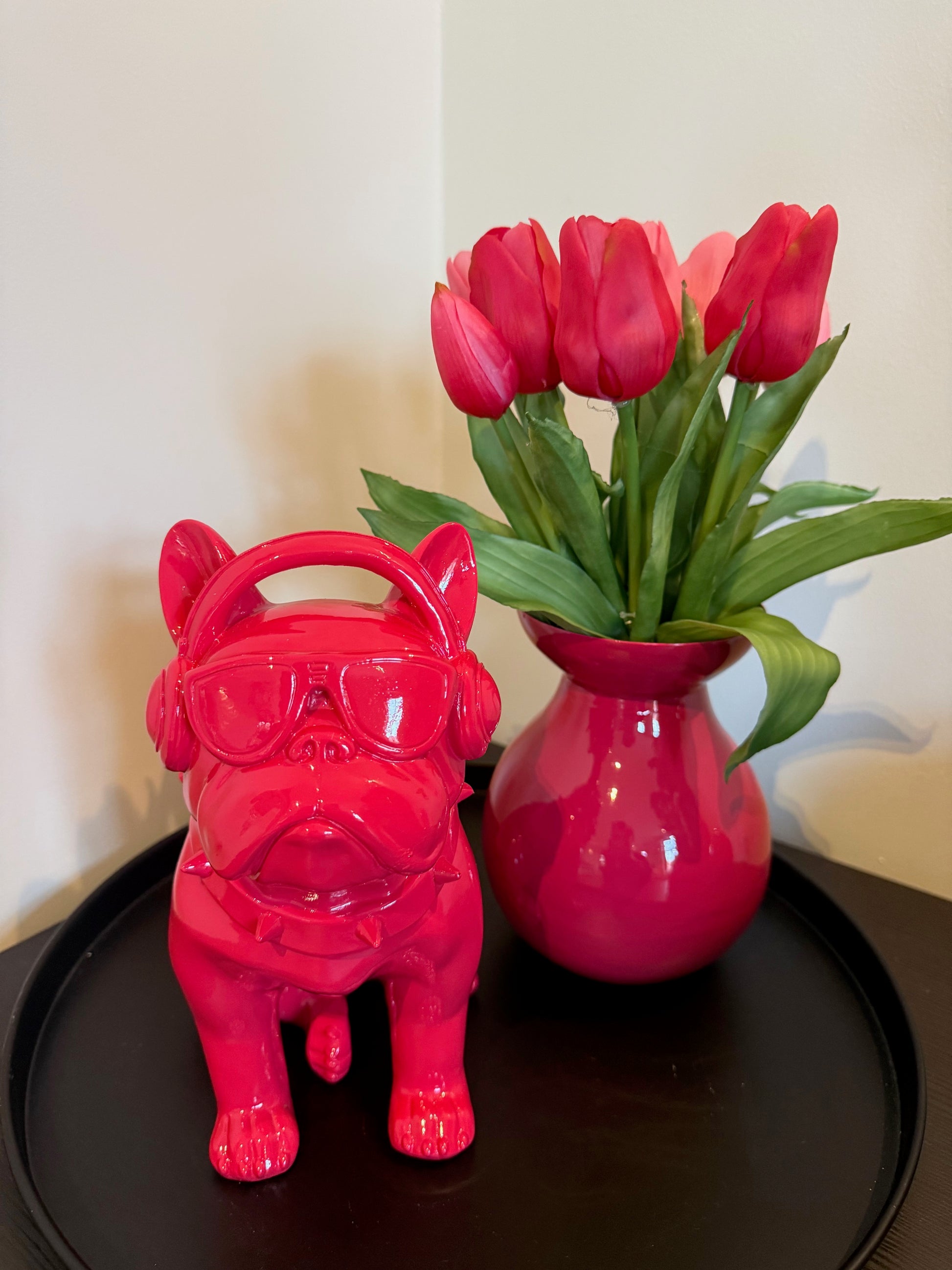 Fuchsia bulldog beeld met koptelefoon en zonnebril van polyresin als statement decoratie