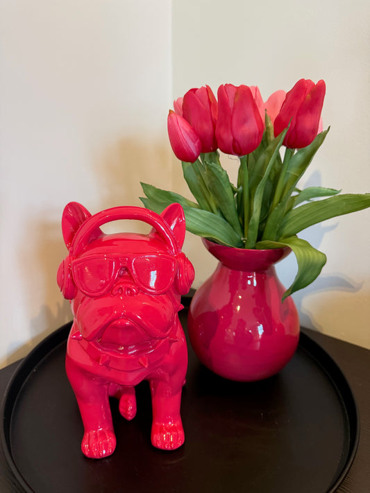 Fuchsia bulldog beeld met koptelefoon en zonnebril van polyresin als statement decoratie