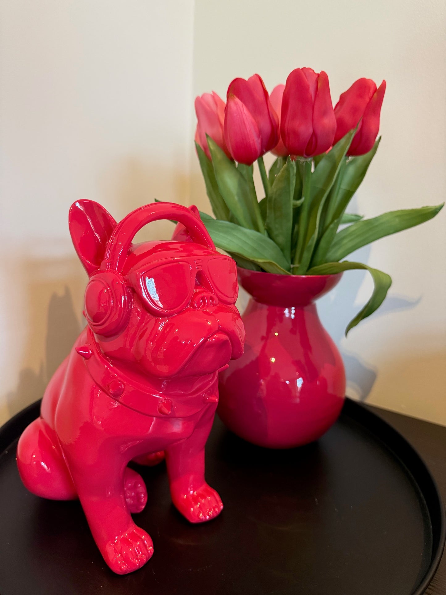 Bulldog Beeld Fuchsia met Koptelefoon – Polyresin – 22 cm