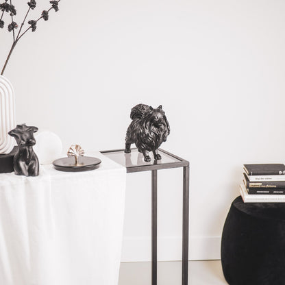 Schwarze Zwergspitz-Statue – Elegante Hundestatue