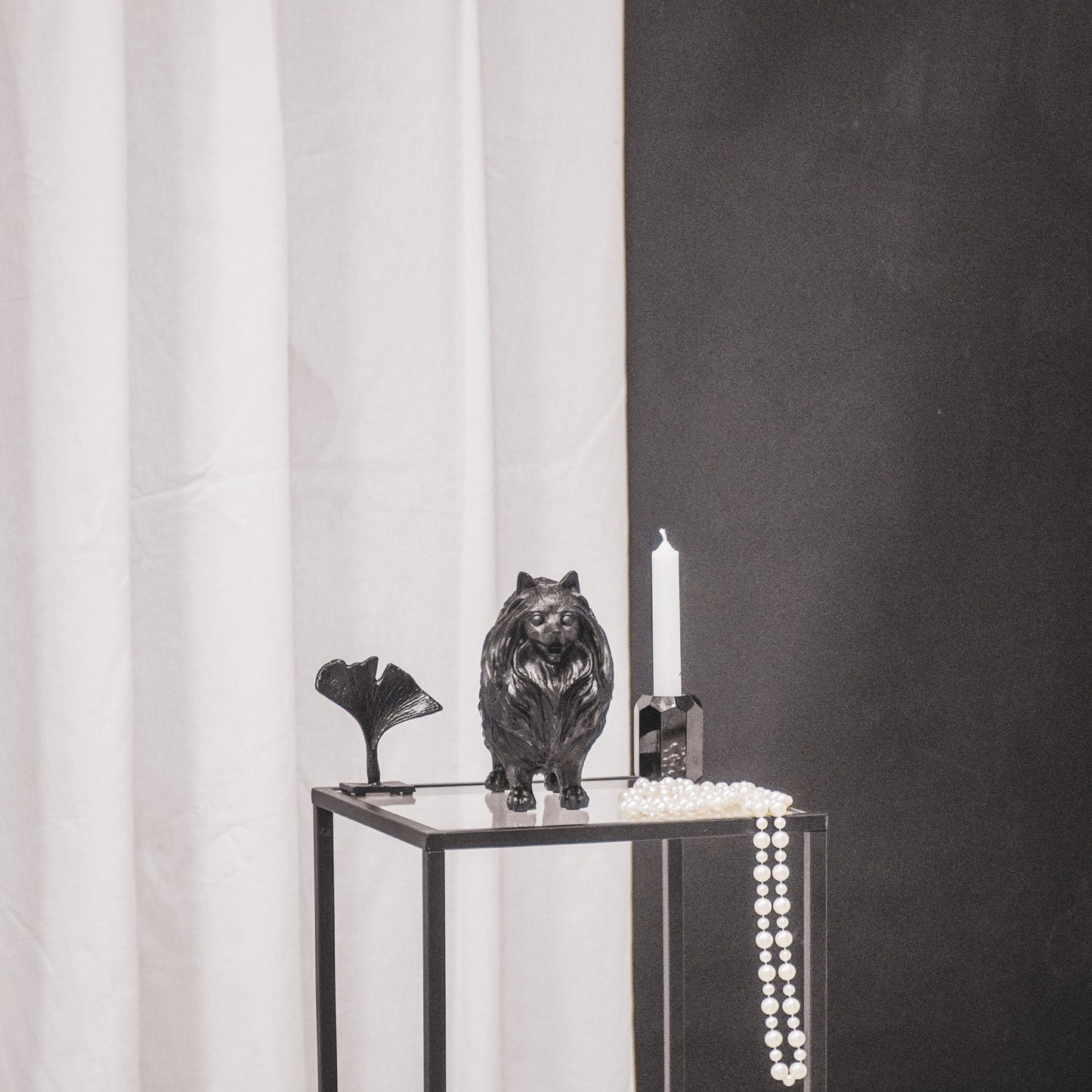 Schwarze Zwergspitz-Statue – Elegante Hundestatue