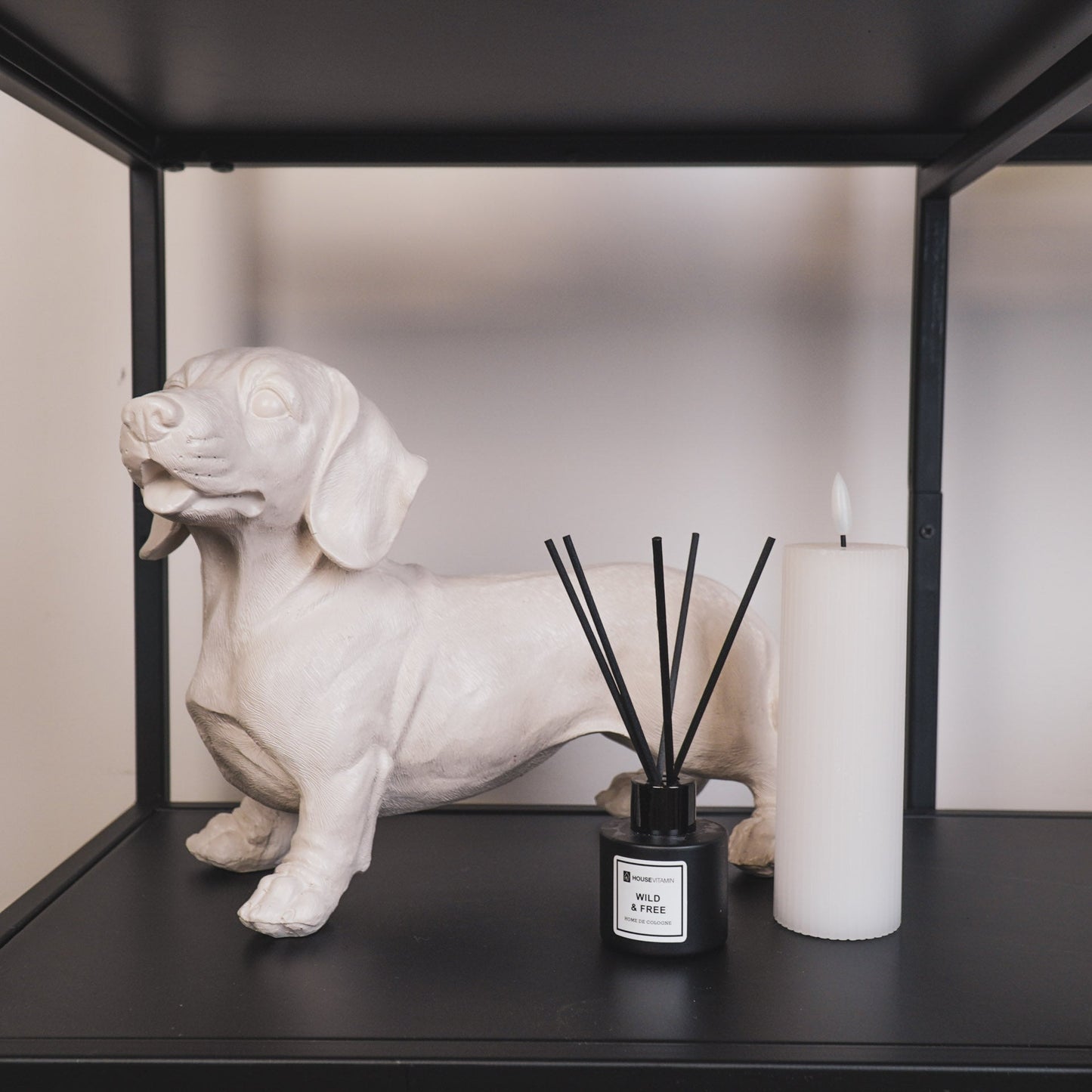 Beige Dackelstatue – 20 × 8 × 15 cm – Schlank &amp; Modern