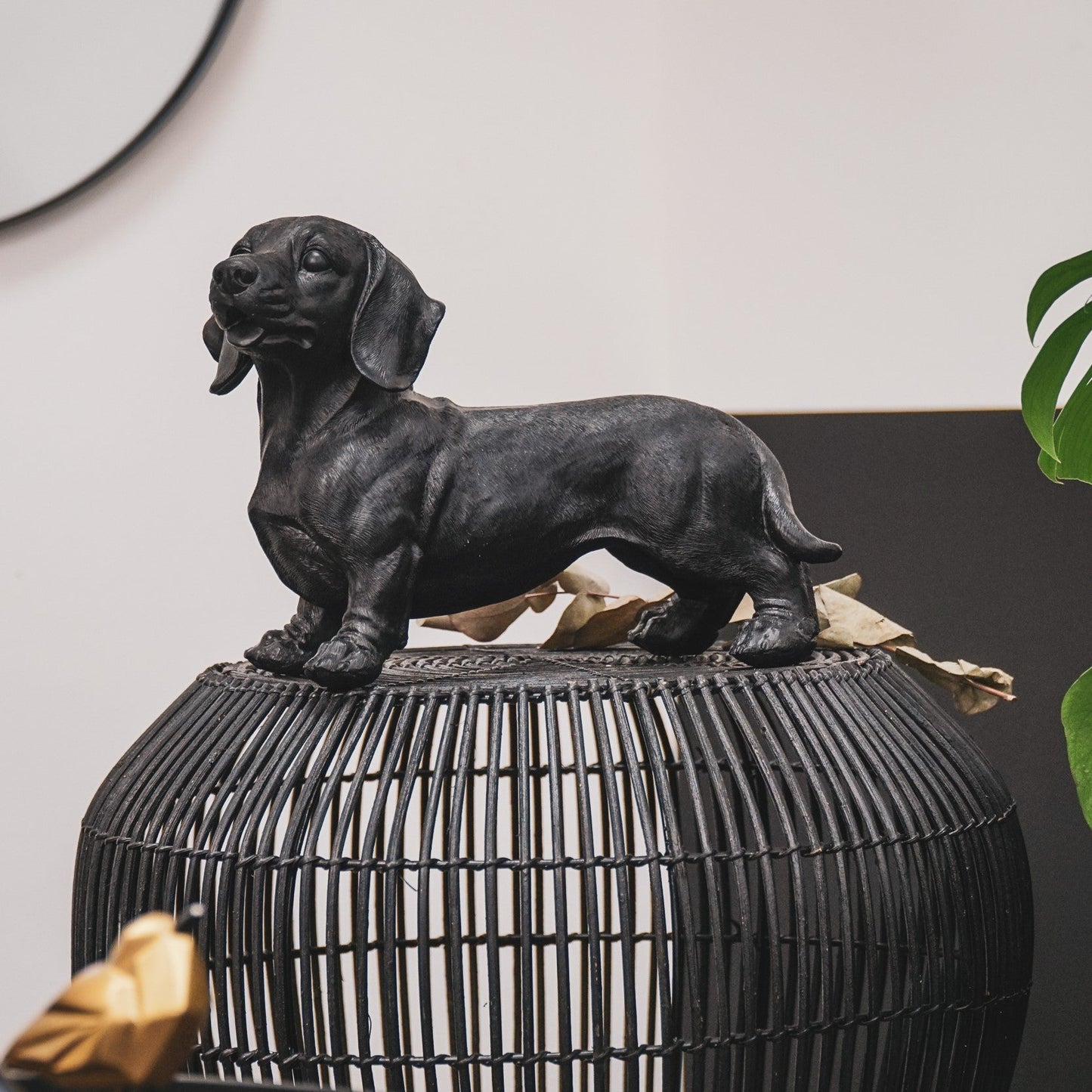 Schwarze Dackelstatue – 31 × 14 × 23 cm – Mattschwarzes Design