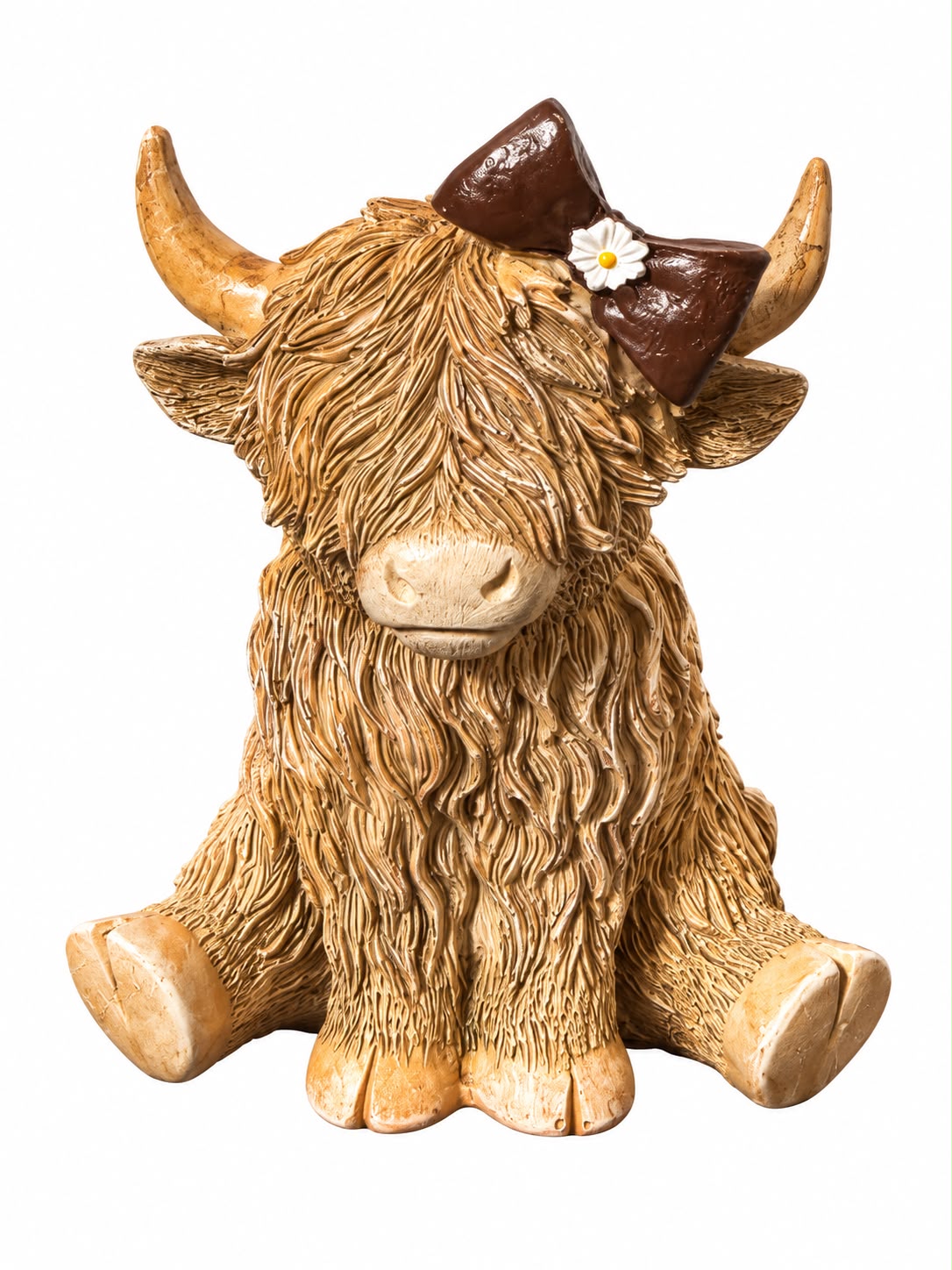 Zittend Schotse hooglander beeldje van polyresin met karamelbruine vacht, grote bruine strik en wit bloemetje, 10 x 7 x 11 cm.