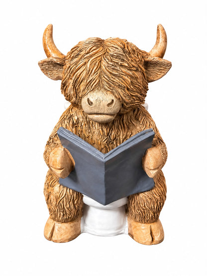 Schottisches Hochlandrind auf der Toilette mit Buch – Lustige Figur | 11,5 cm