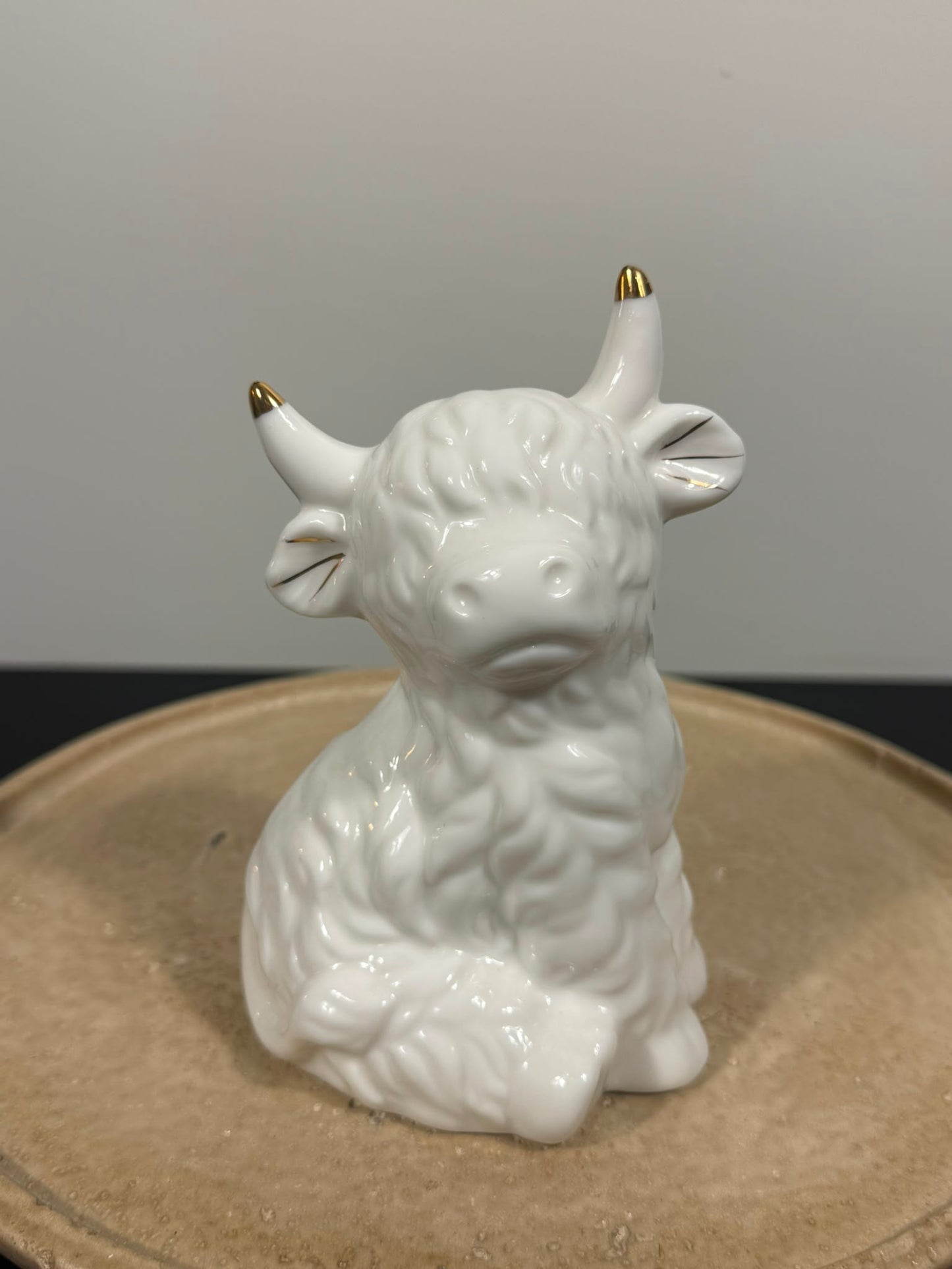 Witte keramieken hooglander met LED licht en gouden details 14,8 cm
