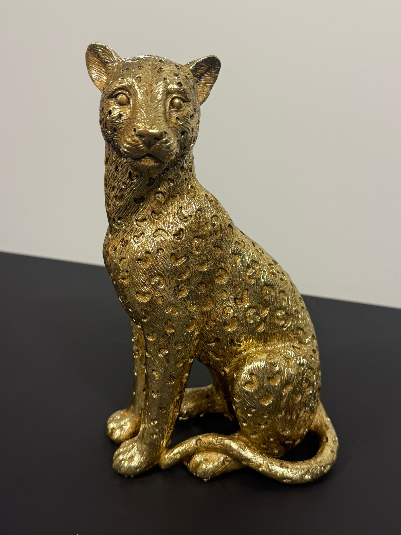 Gouden jaguar beeld zittend 26 cm van polyresin