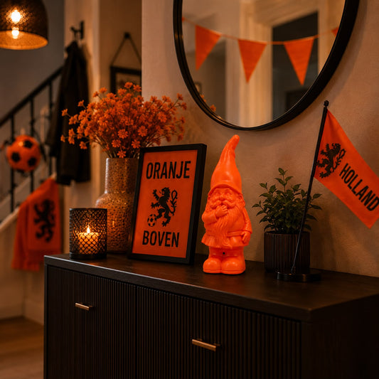 Oranje tuinkabouter Flirty Jasper met bewegingssensor en fluitgeluid 27 cm hoog.