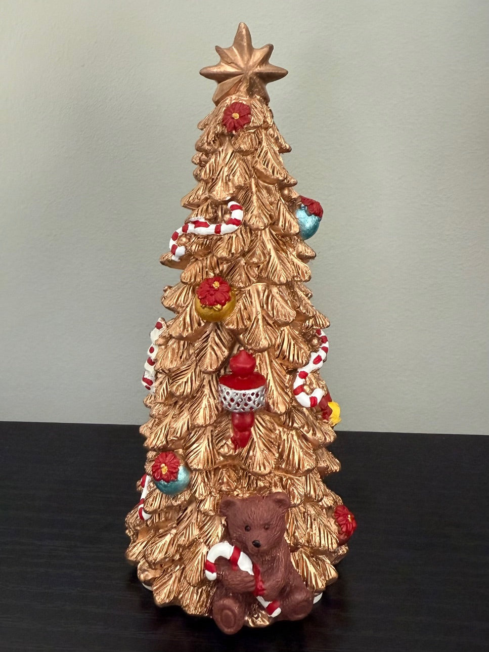 Gouden kerstboom beeldje van Bell Arte met snoepjes en beertje – 15 cm hoog – Krokomingo