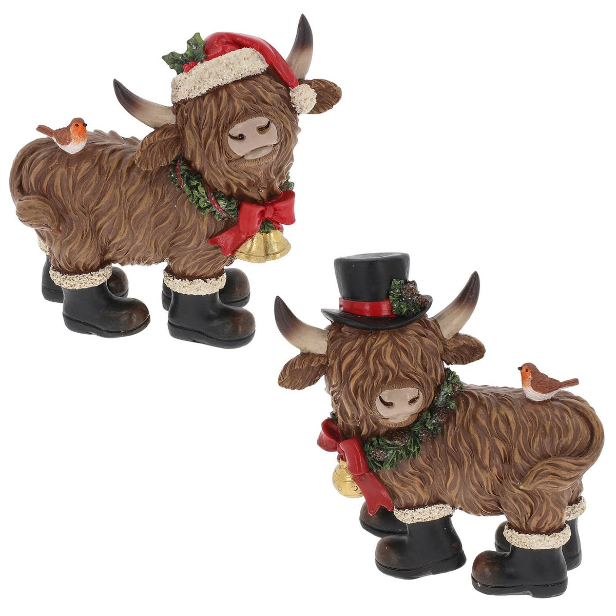 Twee staande Schotse hooglander kerstbeeldjes met bruine vacht, zwarte laarsjes, kerstkransen en roodborstjes, met rode kerstmuts of zwarte hoge hoed