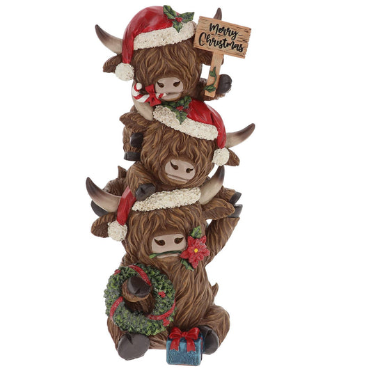 Kerstdecoratie met drie gestapelde hooglanders met kerstmuts en kerstkrans – 32,5 cm hoog