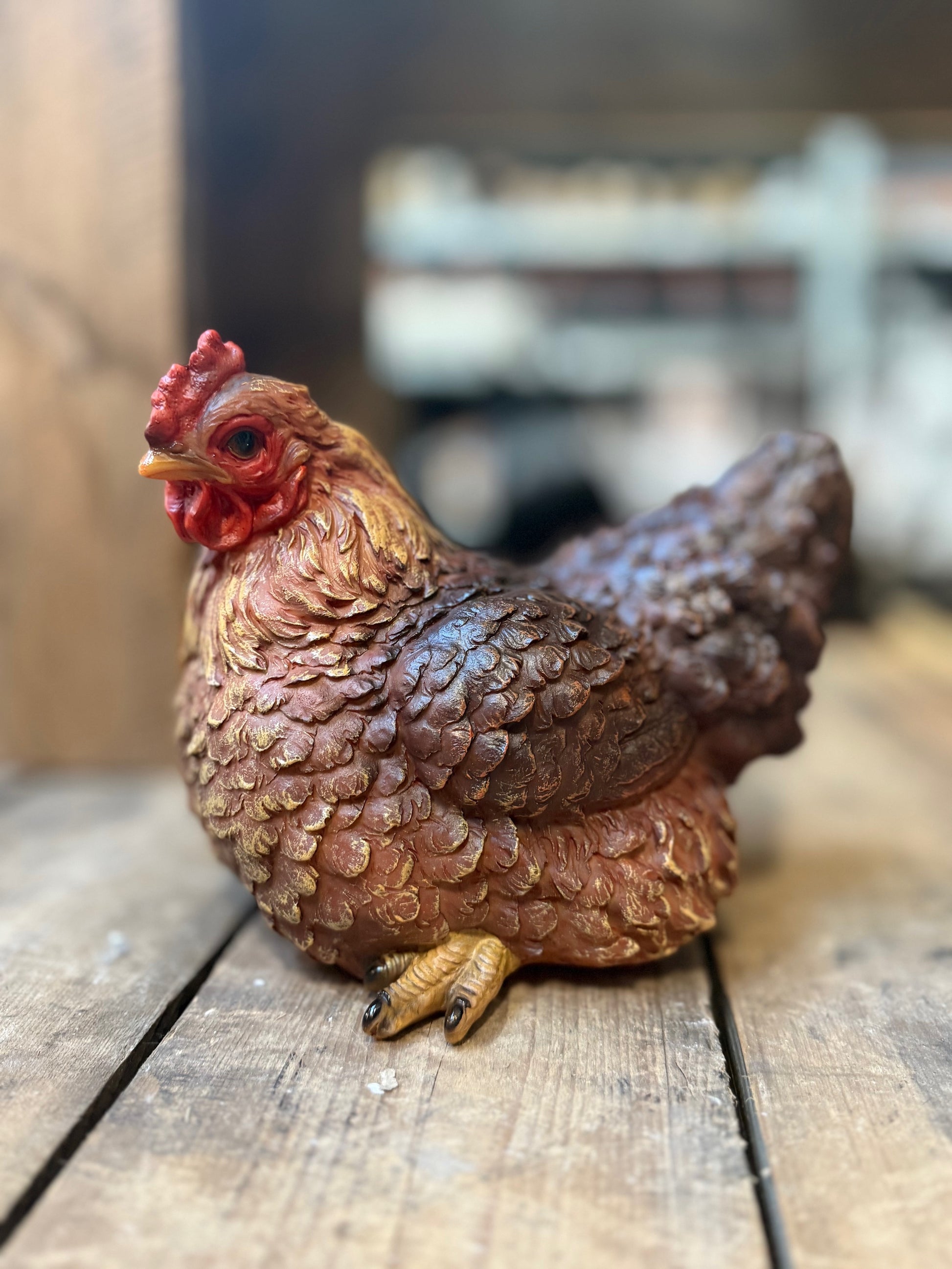 Realistisch kippenbeeld van polyresin in bruinrode tinten – landelijke decoratie – Krokomingo