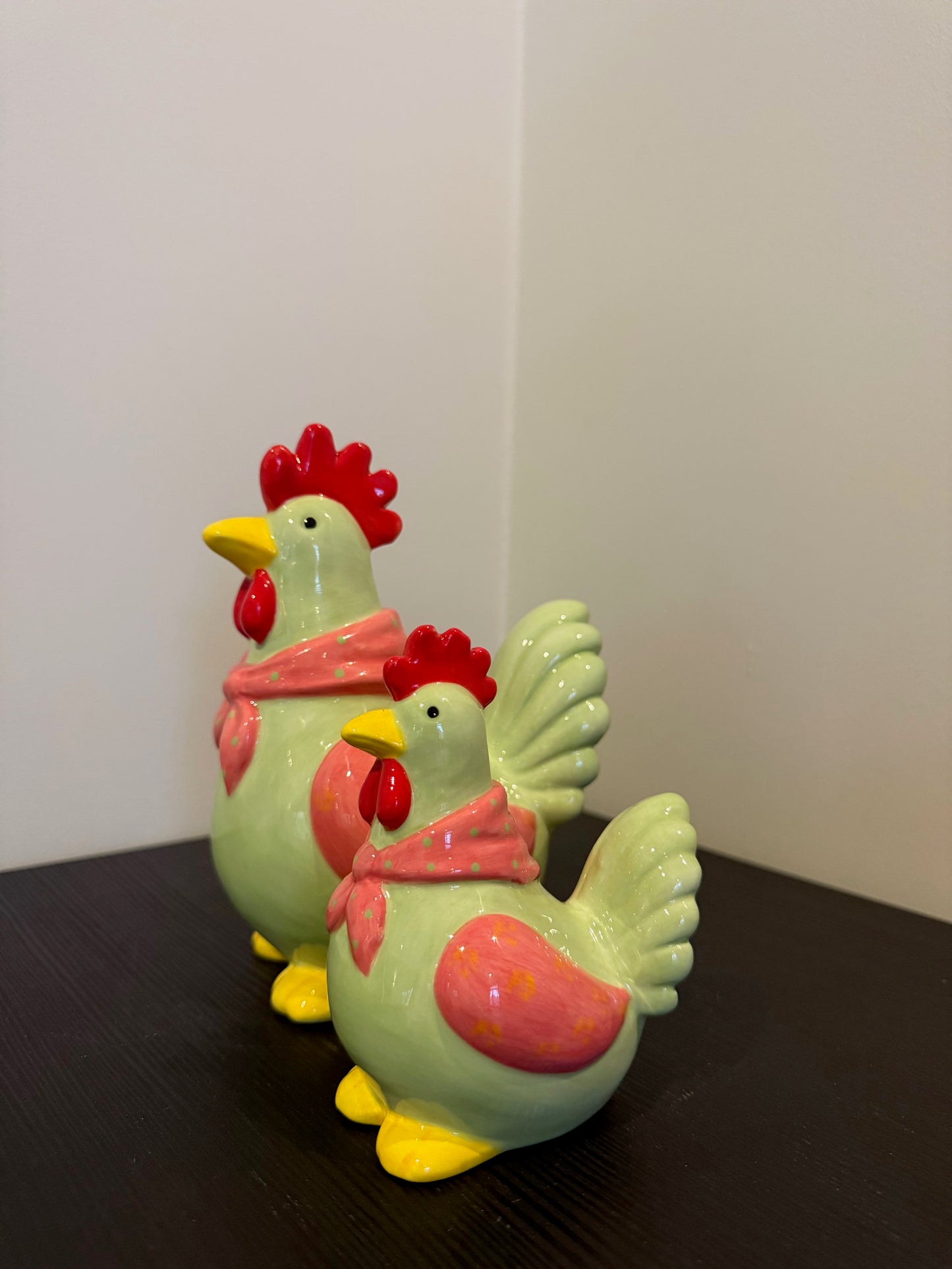 Keramiek Kip Decoratie Set van 2 – Kleurrijke Kippen Beeldjes