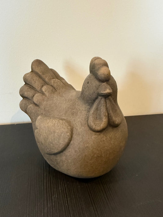 Vintage bruin aardewerk kippenbeeld van Brynxz met landelijke uitstraling en authentieke oneffenheden