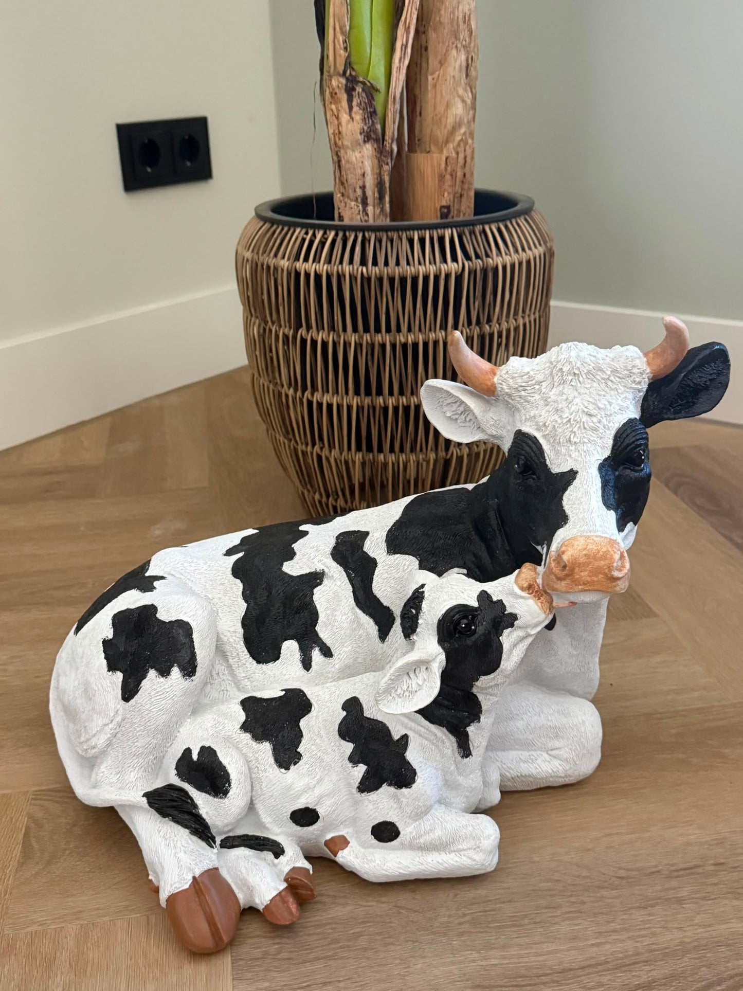 Koe met kalf beeld van polyresin in zwart en wit 42 cm Evergreen Home Decoration