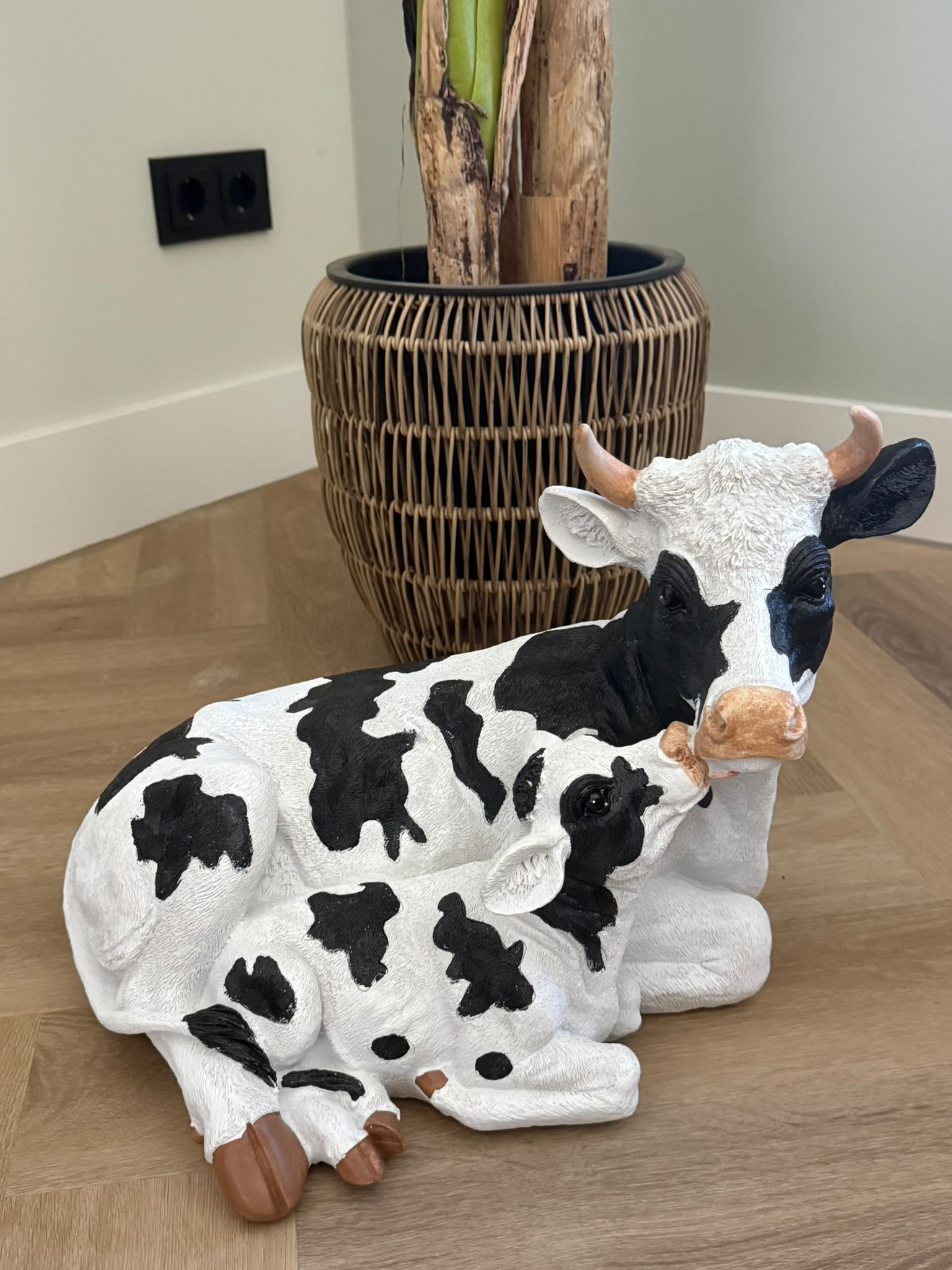 Koe met kalf beeld van polyresin in zwart en wit 42 cm Evergreen Home Decoration