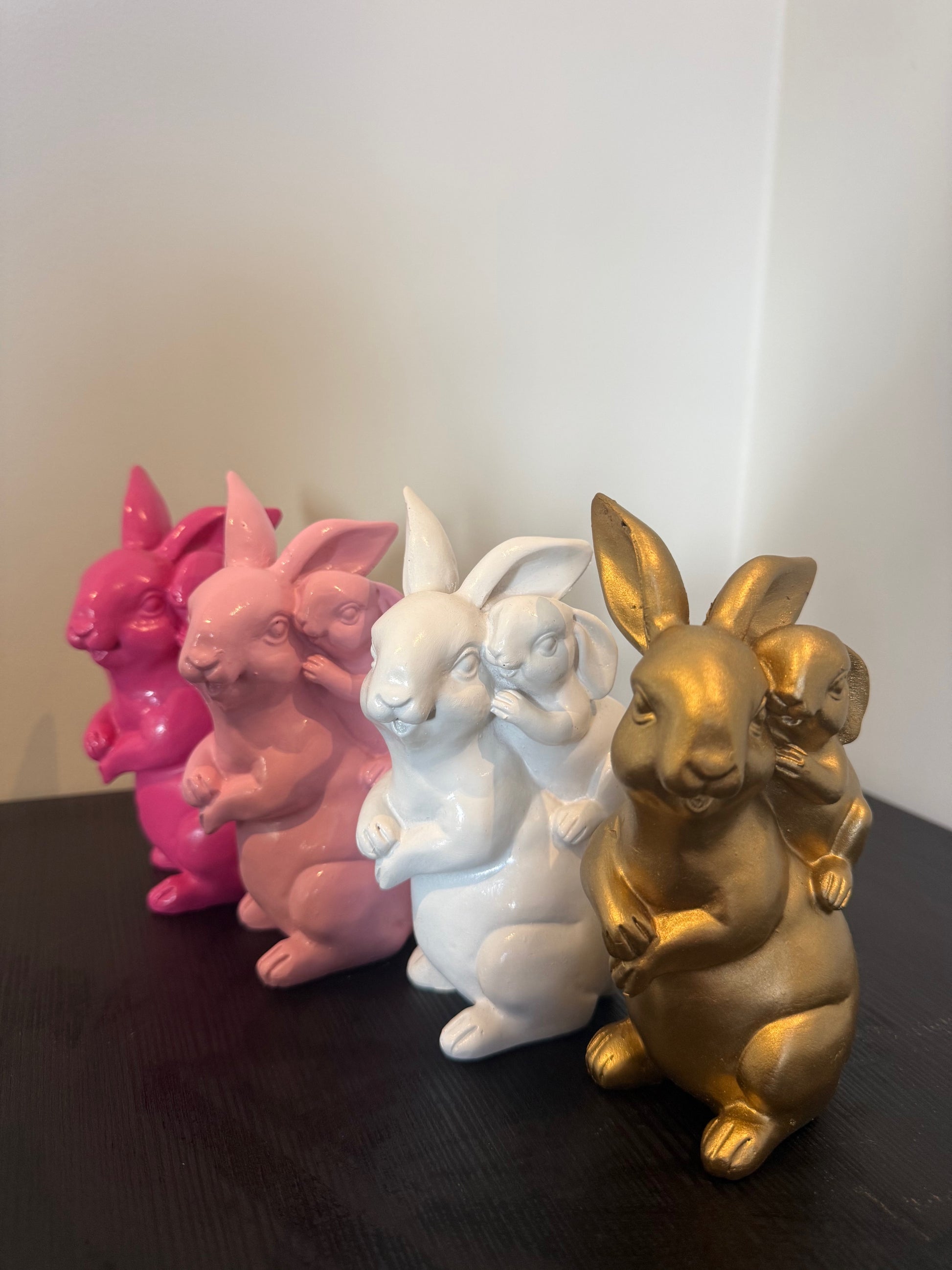 Decoratief beeld konijnen polyresin 16 cm in 4 kleuren