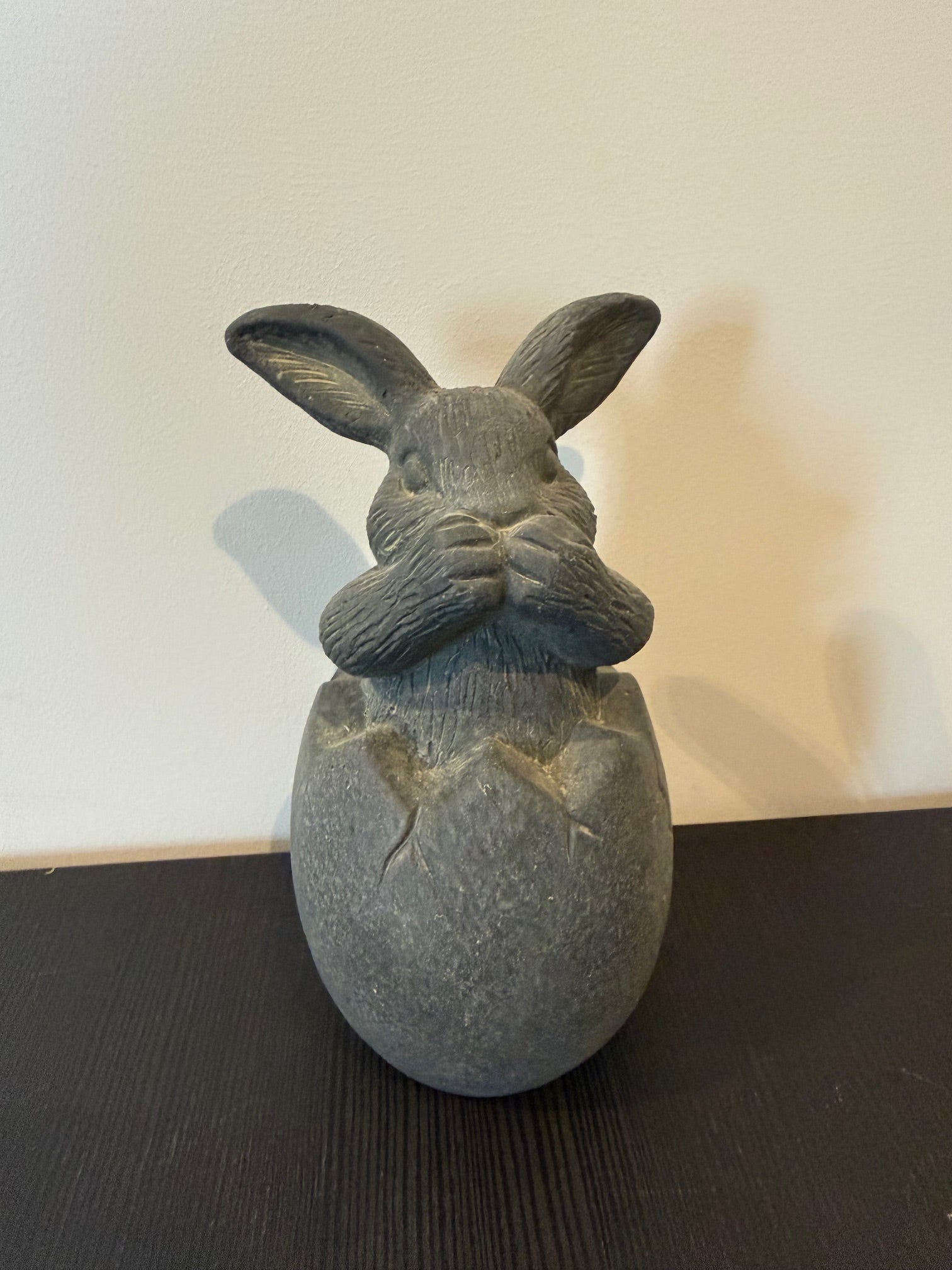 Vintage grijs aardewerk konijnenbeeld van Brynxz met landelijke uitstraling en natuurlijke oneffenheden