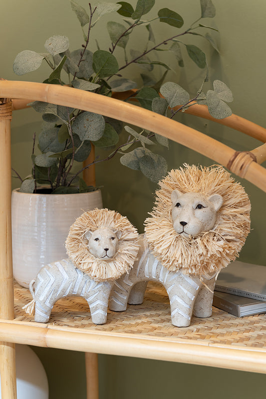 Leeuwenbeeld in beige met raffia manen van J-Line – decoratief woonaccessoire in natuurlijke stijl