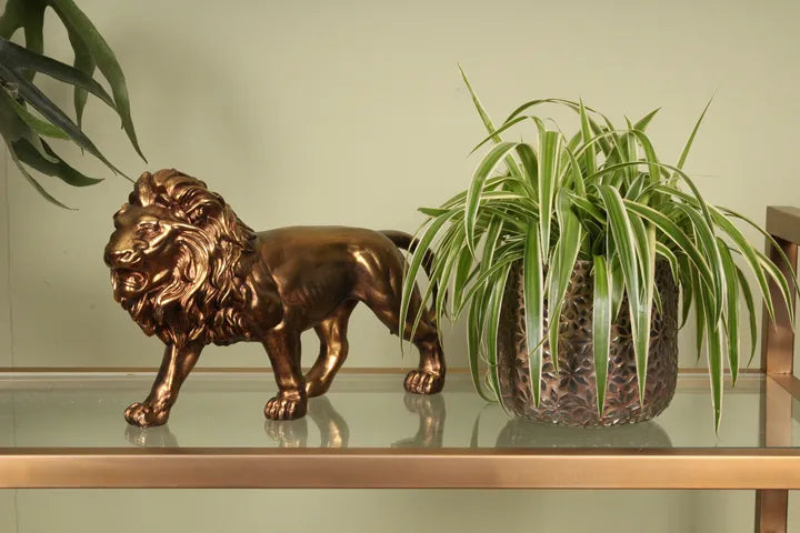 Staand leeuwenbeeld in goud van Dutch Style – luxe decoratie van polyresin