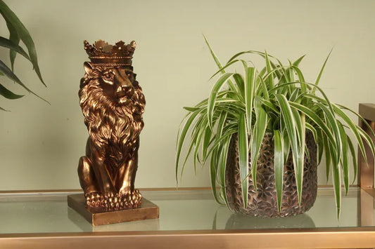 Goudkleurig leeuwenbeeld met kroon – luxe polyresin Dutch Style decoratie 33 cm