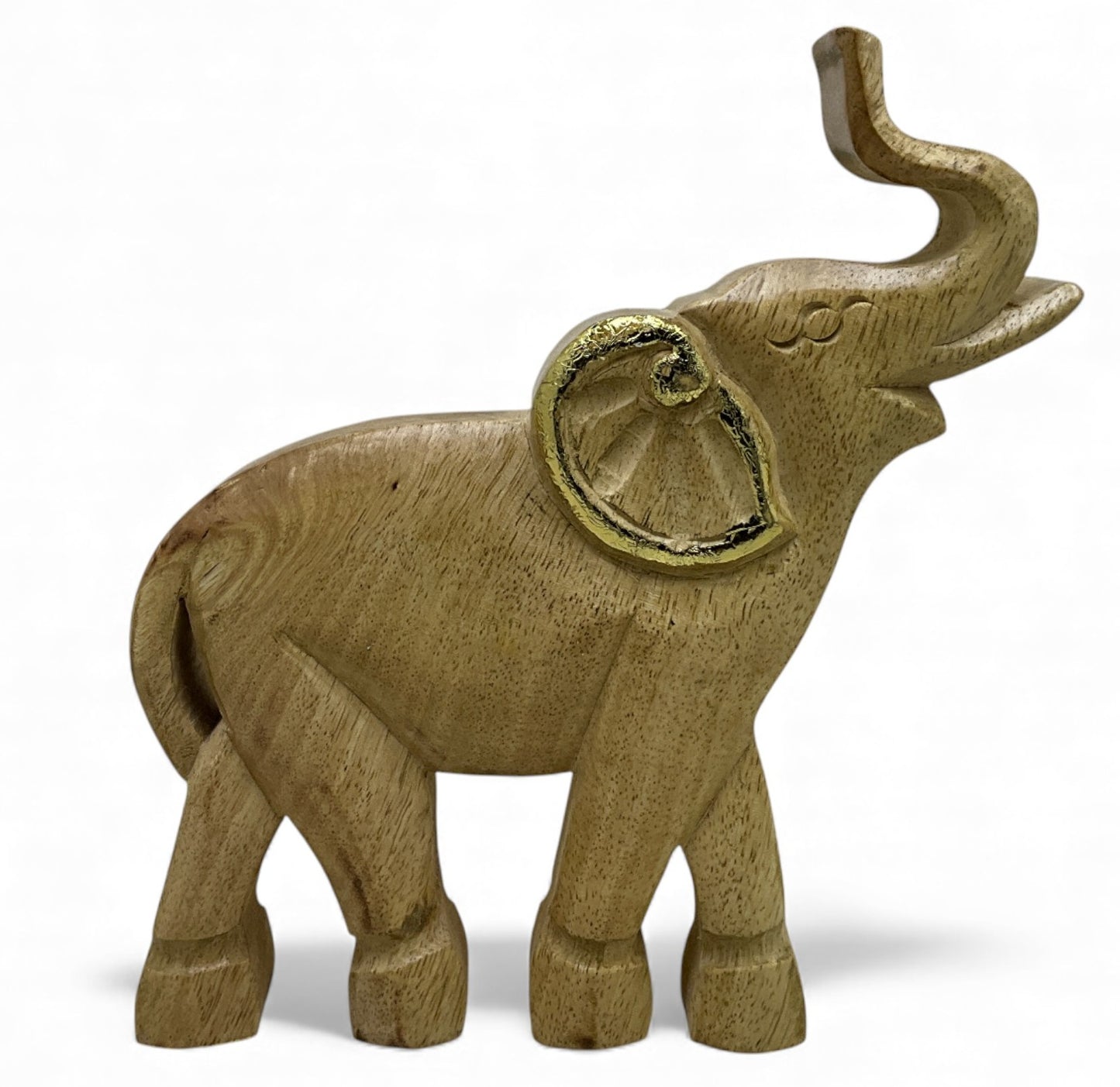 Houten olifant van acaciahout met goudkleurige oren als decoratief beeld voor een modern en natuurlijk interieur.
