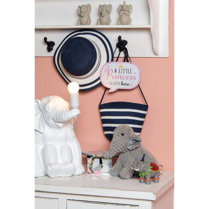 Bunte Elefantenstatue mit Hut