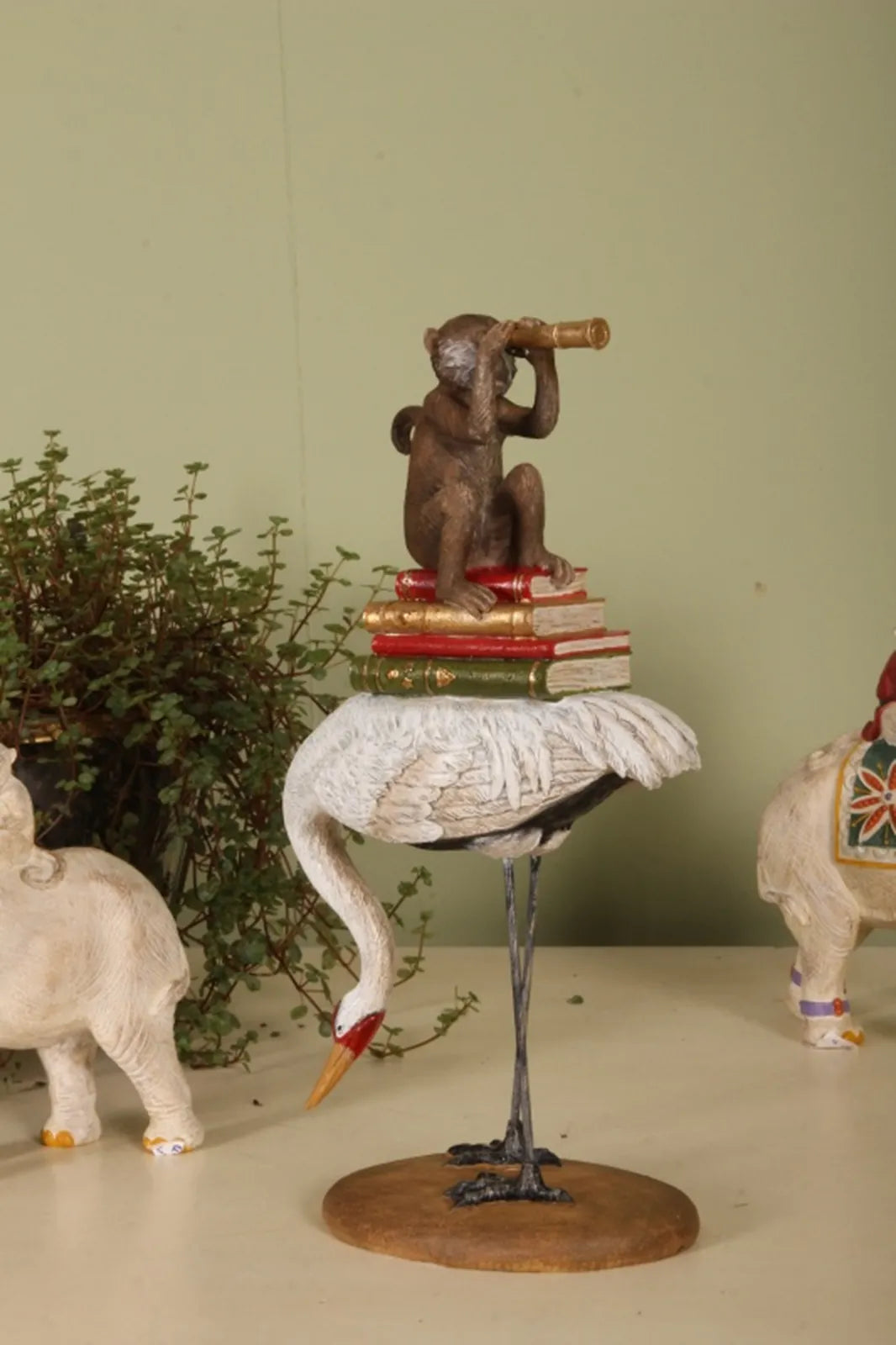 ooievaar beeld met aap op boeken telescoop dieren decoratie Dutch Style